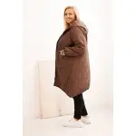 Kurtka damska Plus Size pikowana z kapturem i sportowymi mankietami czekoladowa-3